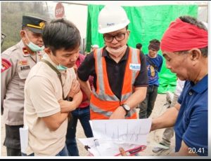 AKSI PEMORTALAN JALAN HAULING — PULUHAN TRUK BATU BARA TERTAHAN DI BARITO SELATA