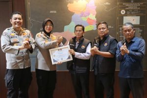 HUT KE-75 HUMAS POLRI — PWI OGAN ILIR BERIKAN PENGHARGAAN KEPADA POLRES OGAN ILIR
